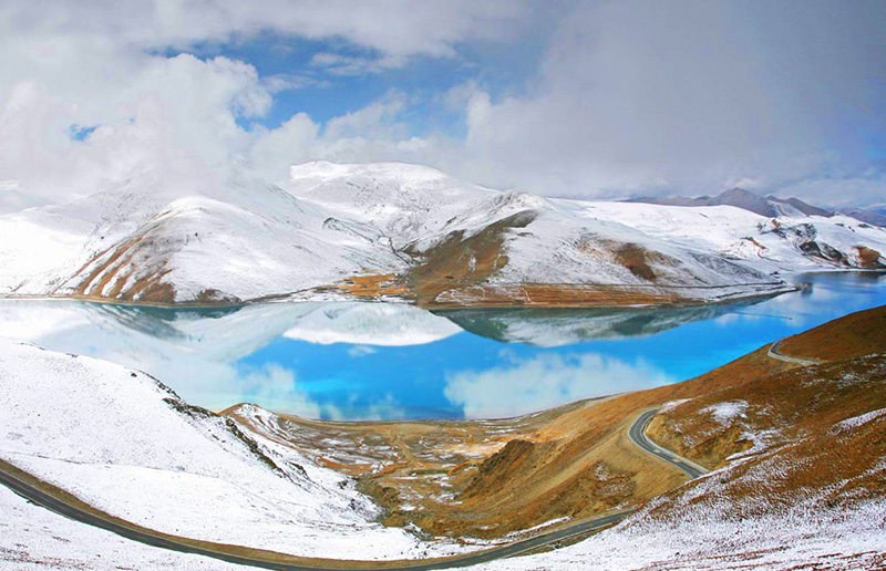 Snowing at Yamdrok Lake in winter